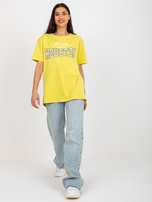 Hurtownia Ciemnożółty luźny damski t-shirt z napisem 