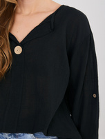 Czarna letnia bluzka z ozdobnym guzikiem