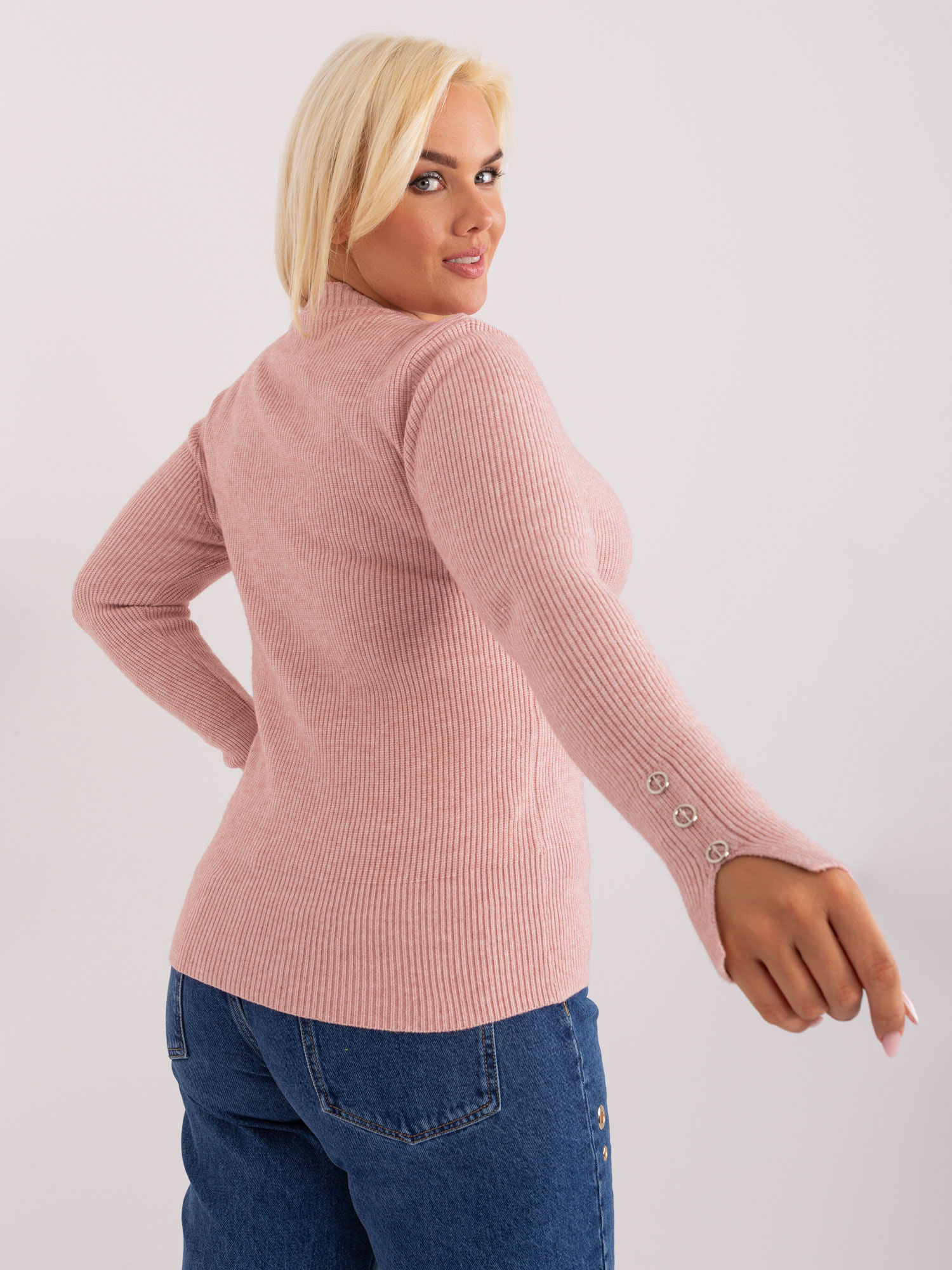 Jasnoróżowy damski sweter plus size z wiskozą