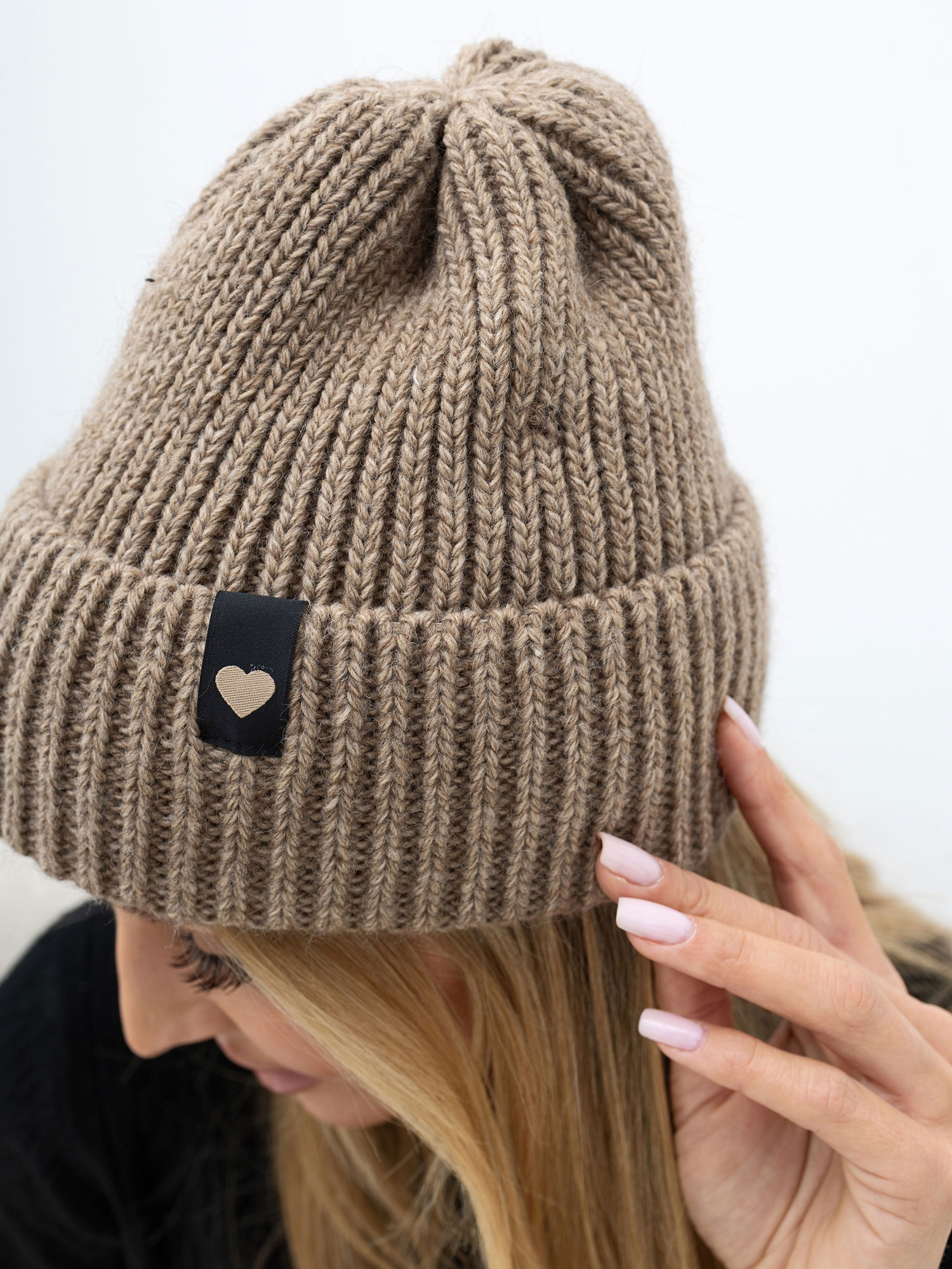 Dunkelbeige Strickmütze mit breitem Bündchen.