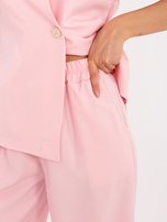 Jasnoróżowy damski garnitur z kopertową kamizelką RUE PARIS 