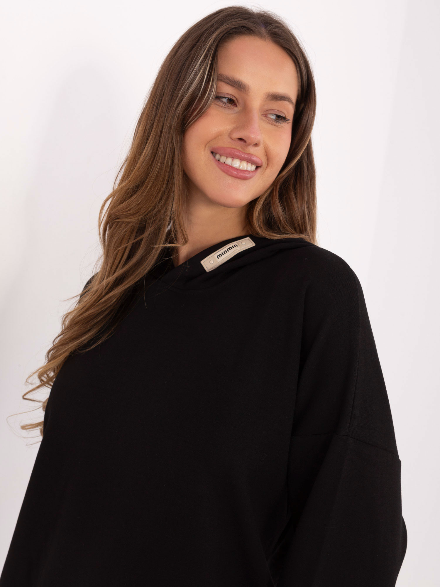 Black women's sweatshirt with a blend of viscose.