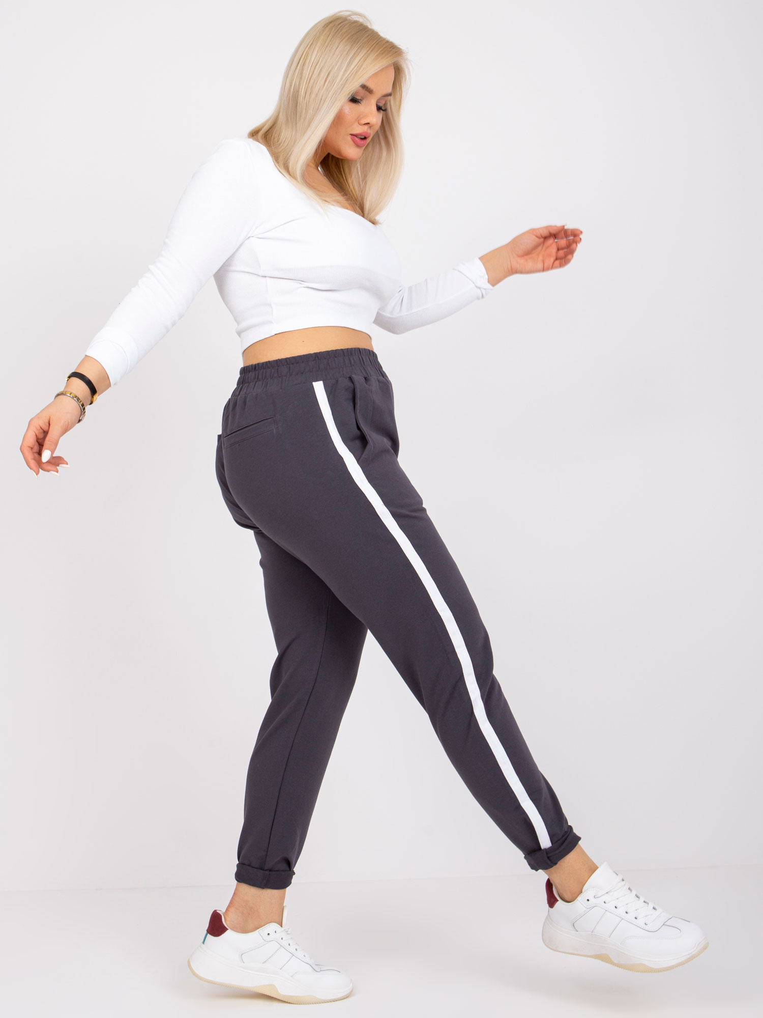 Grafitové dámské tepláky plus size Kairi.