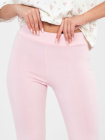 Pastelowe różowe dresowe spodnie z przeszyciami RUE PARIS