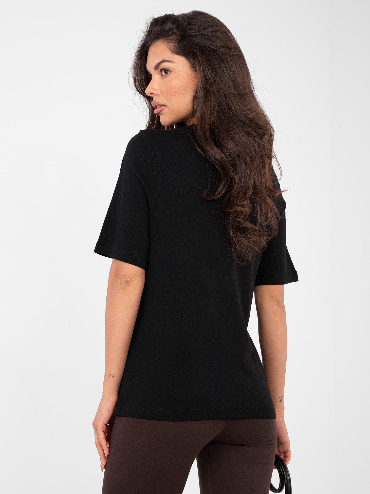Black basic t-shirt in solid color RUE PARIS.
