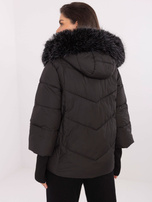 Schwarze Winterjacke mit Kapuze.