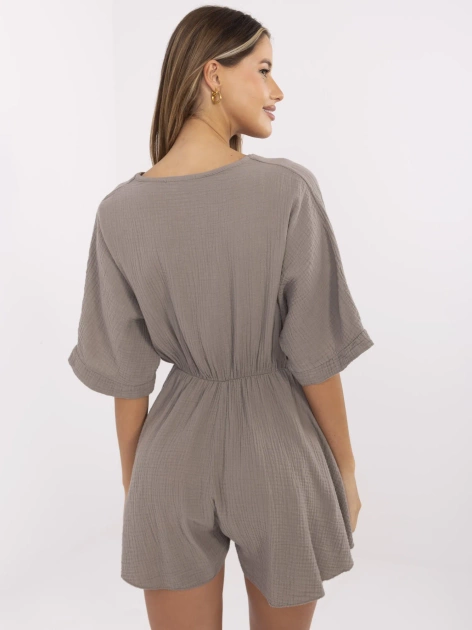 Ciemnobeżowy muślinowy kombinezon z kopertowym dekoltem