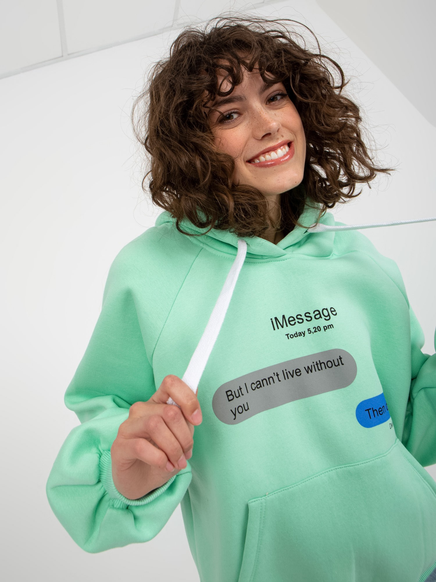 Miętowa dresowa bluza oversize kangurka z napisami
