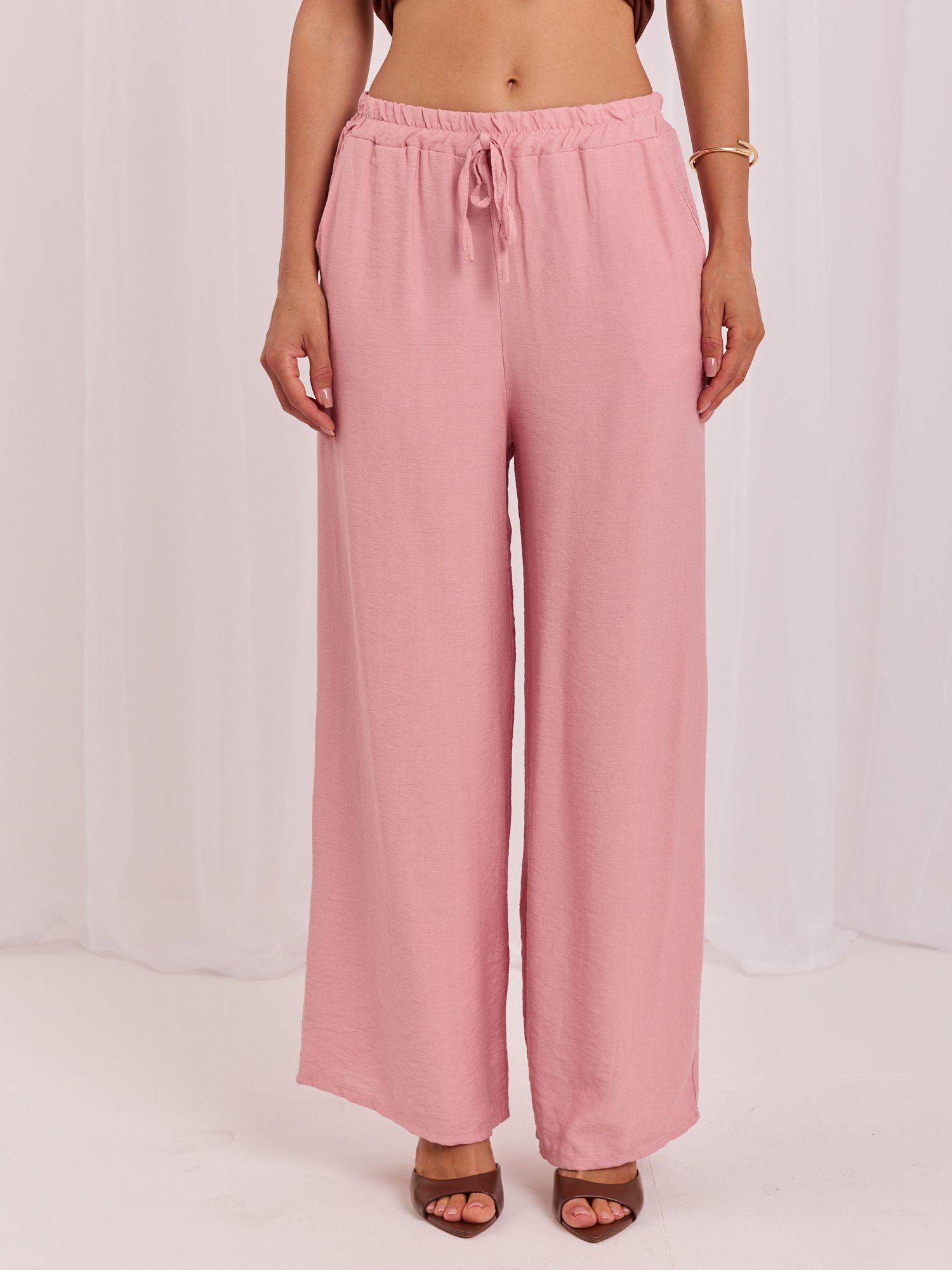 Dirty pink summer trousers made of viscose.