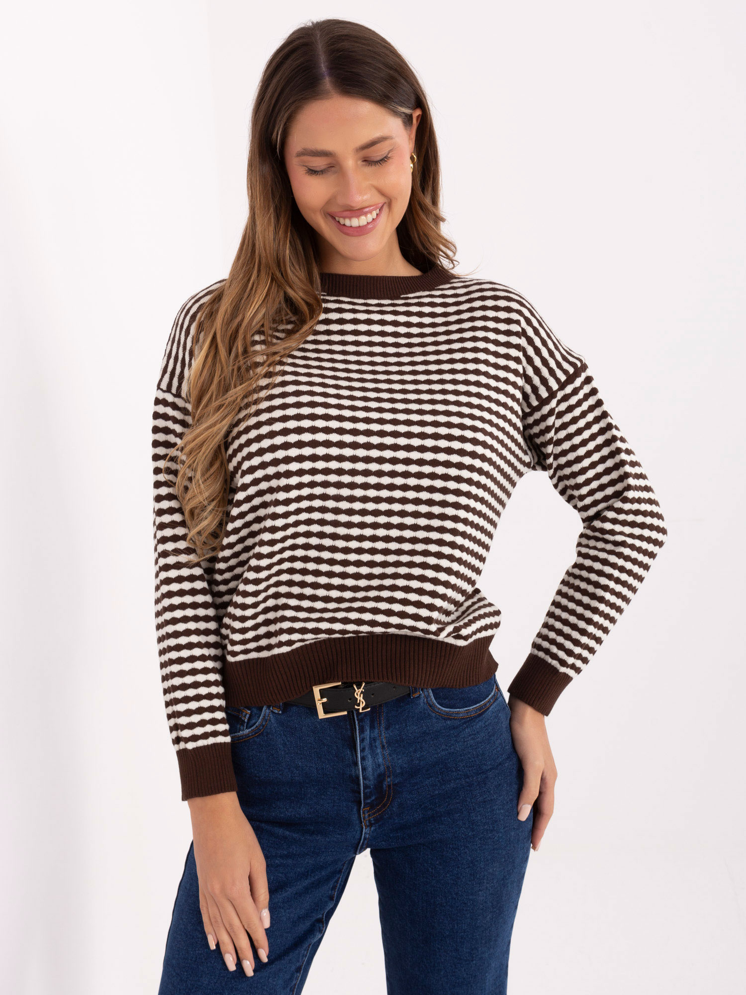 Brauner Damenpullover mit Viskoseanteil.