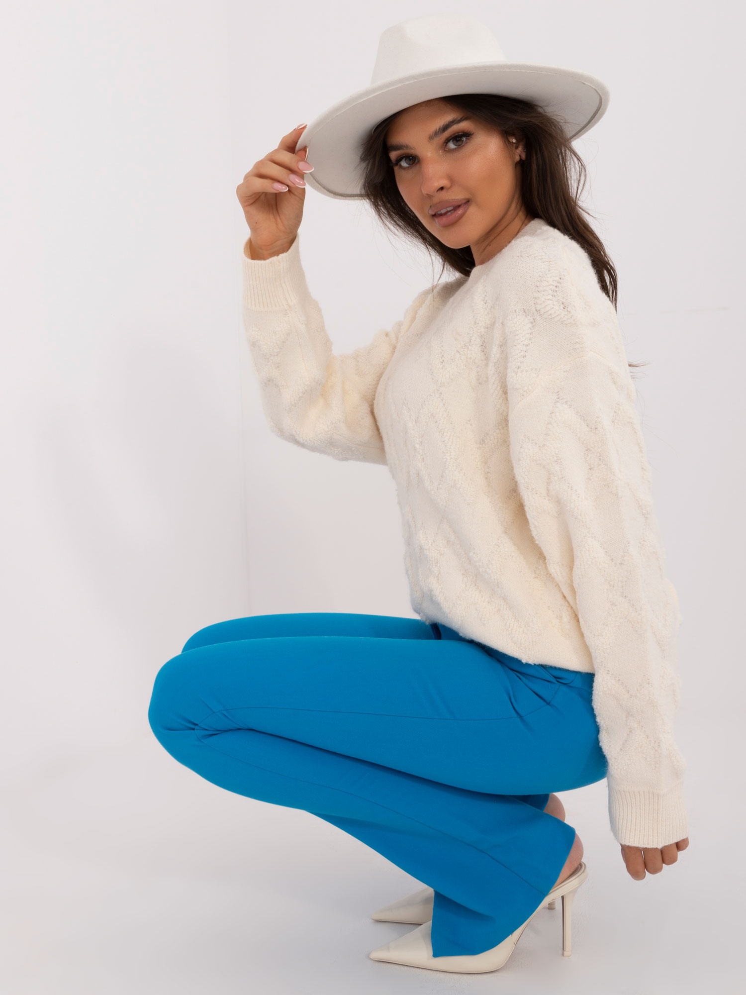Hurtownia Ecru damski sweter oversize ze ściągaczami