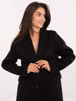 Czarny długi płaszcz z poduszkami na ramionach