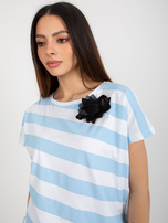 Hurt Biało-jasnoniebieska bluzka w paski z broszką