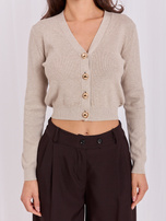 Beige kurze Pullover mit dekorativen Knöpfen.