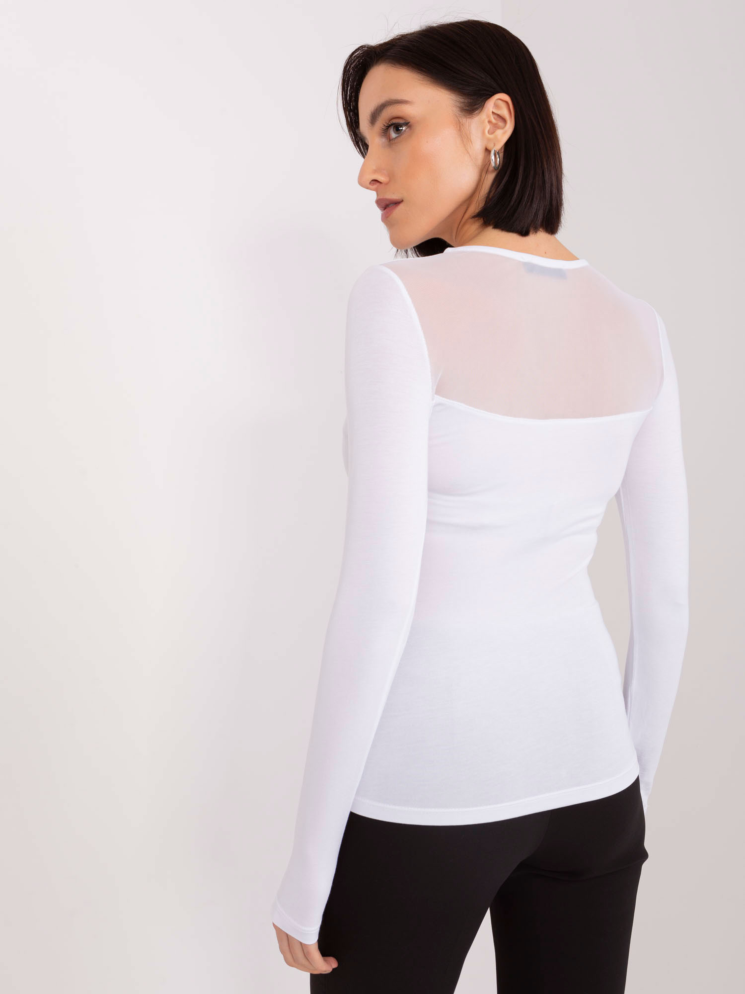 Hurt White basic long-sleeve blouse with a round neckline BASIC FEEL GOOD.