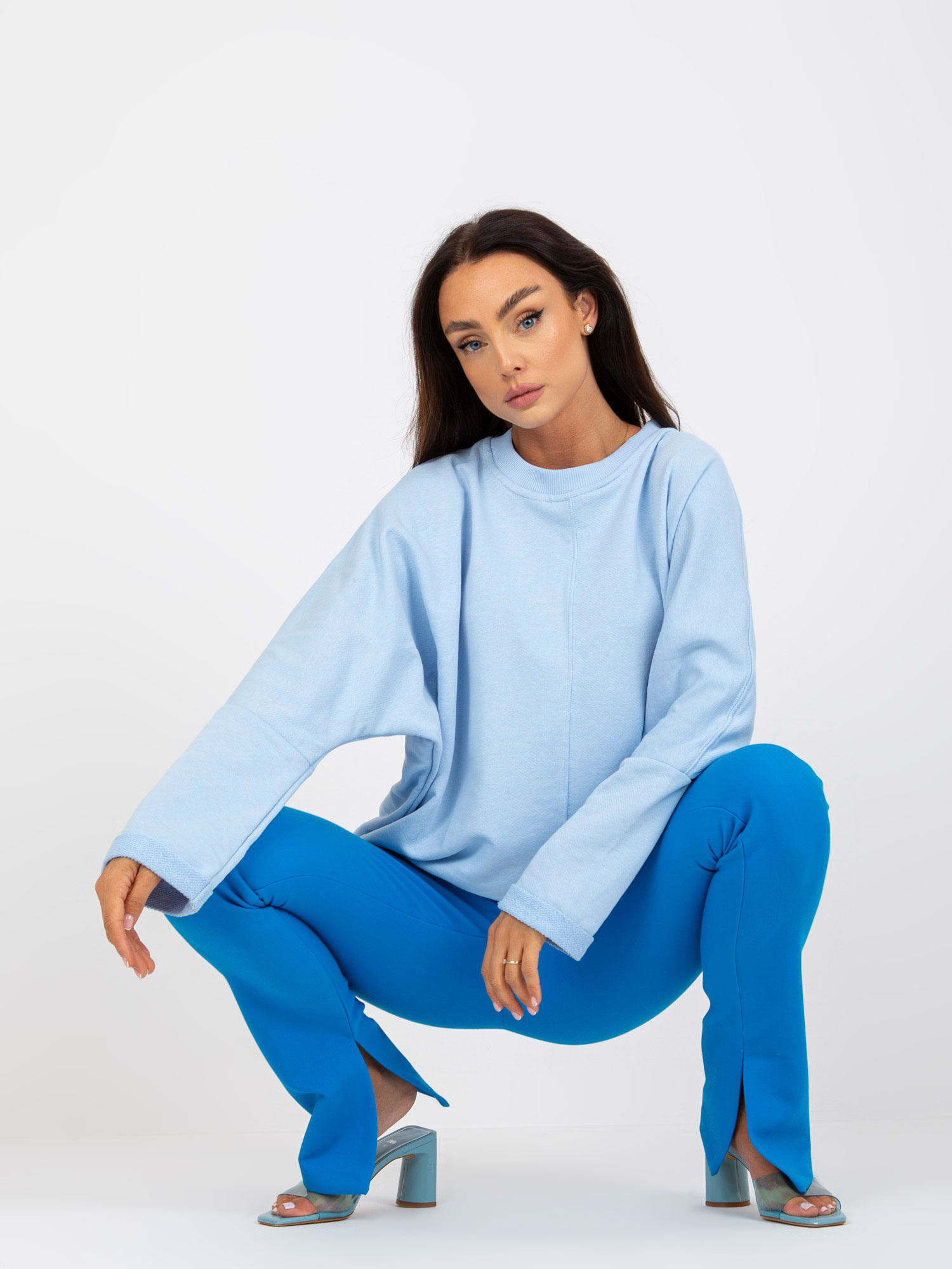Jasnoniebieska damska bluza basic o kroju oversize RUE PARIS
