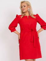 Czerwona brokatowa sukienka plus size z paskiem 