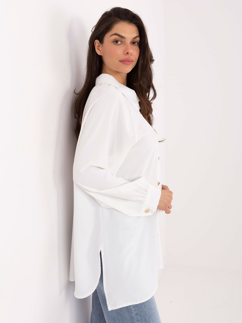 Biała długa koszula z ozdobnymi guzikami