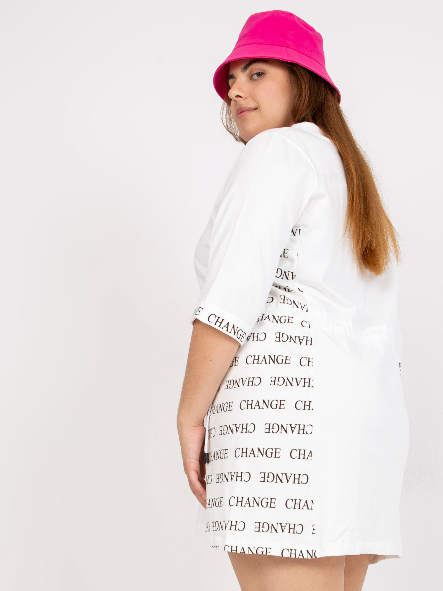 Bílá mini šaty plus size s nápisy.