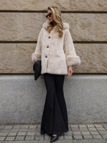 Hellebeige Jacke aus Eco-Fell mit flauschigem Finish.