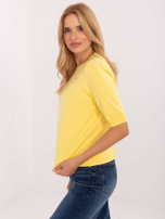 Żółty damski sweter z krótkim rękawem