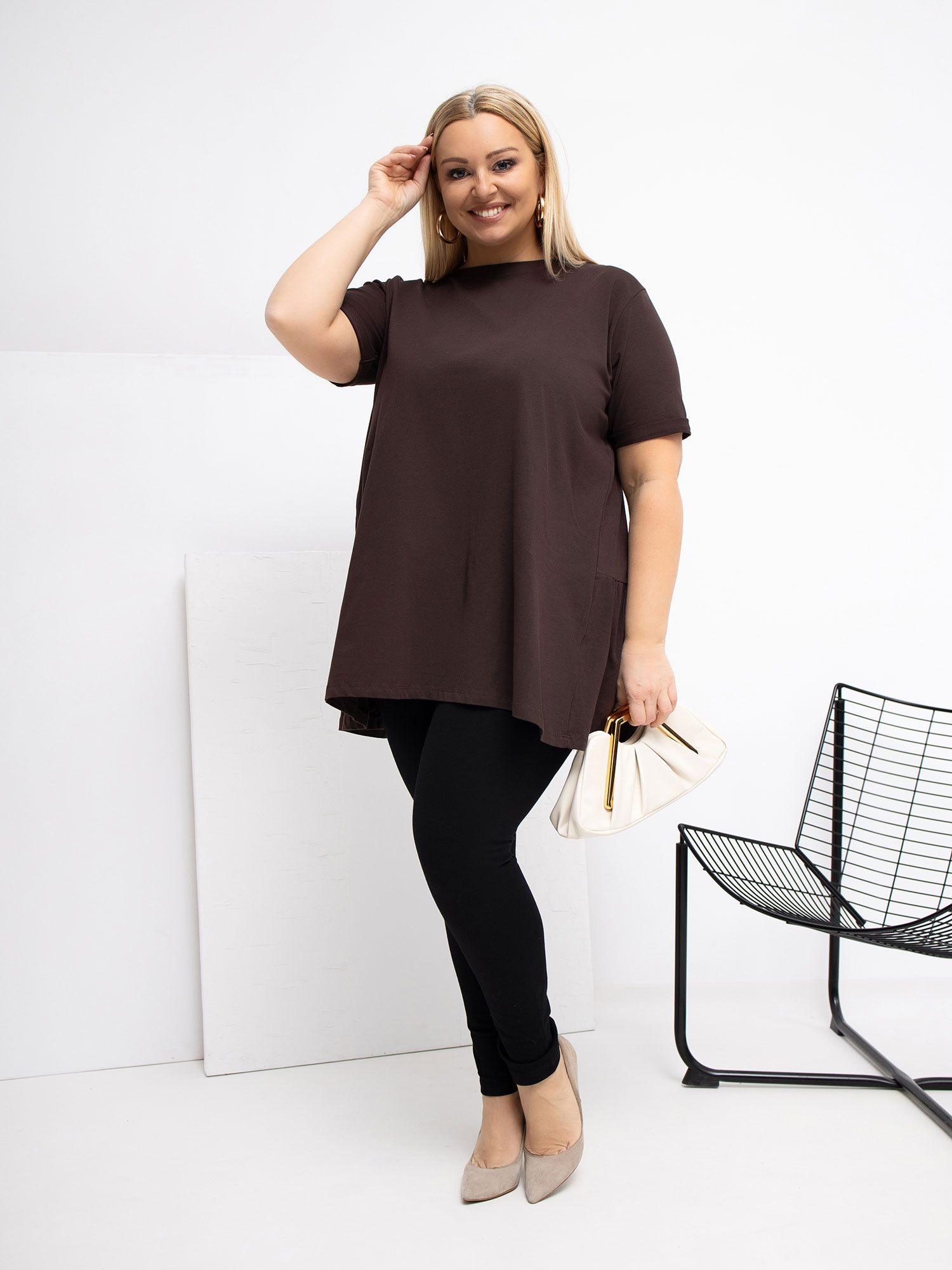 Čokoládová blůza plus size s krátkým rukávem.