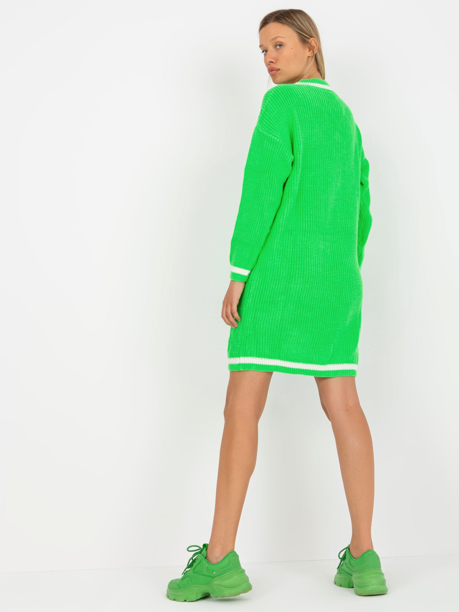 Fluo zielona mini sukienka dzianinowa z dekoltem V RUE PARIS