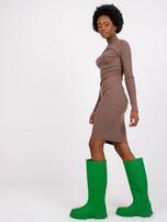 Braunes, geripptes, schmal geschnittenes Kleid mit Rollkragen von Susan RUE PARIS.