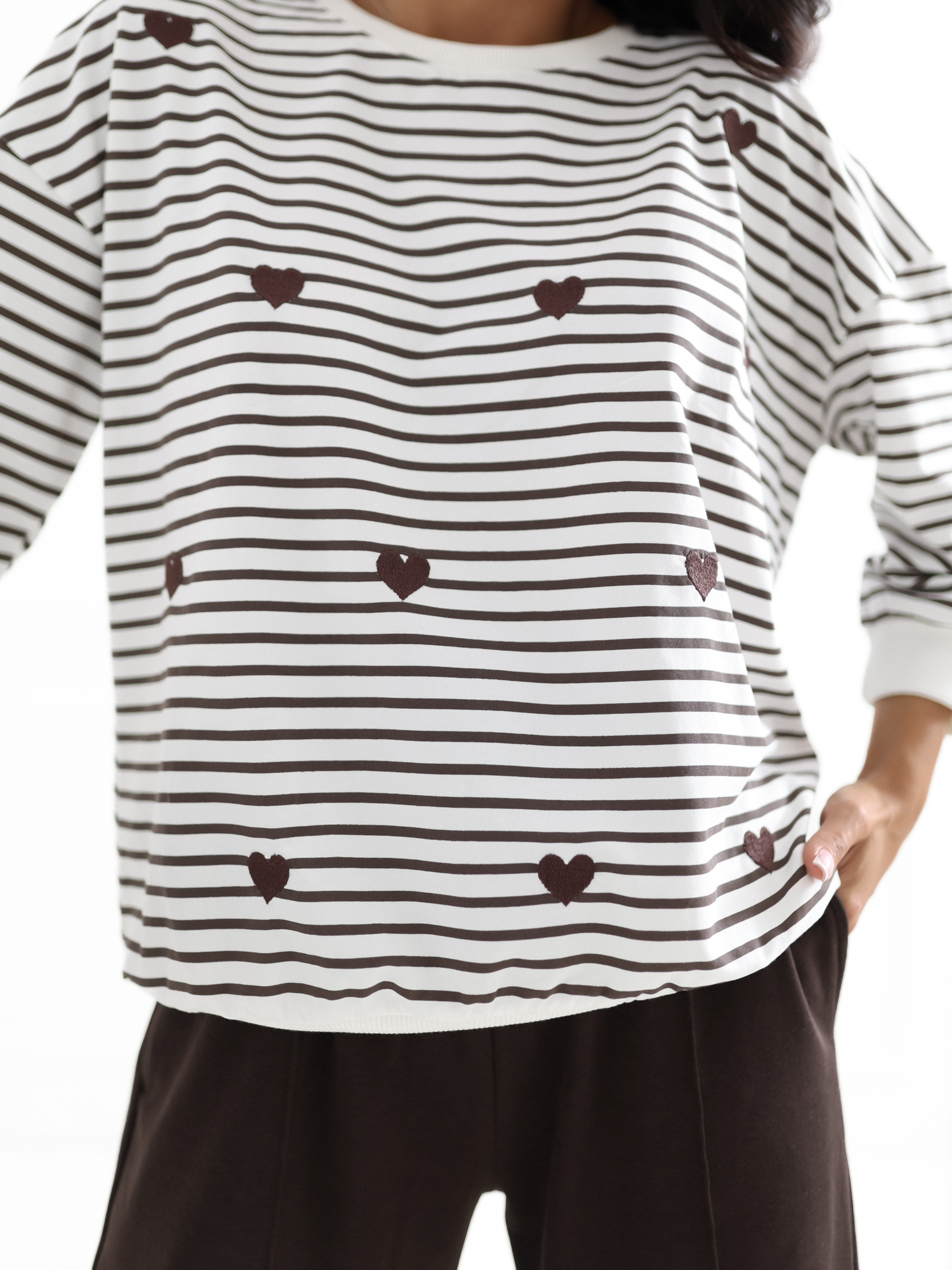 Braune Baumwollbluse mit 3/4-Ärmeln.