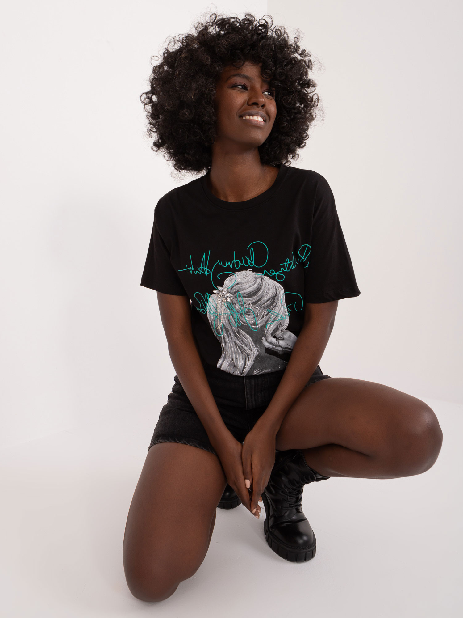 Großhandel Schwarzes T-Shirt mit Druck und Schriftzügen.