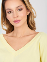 Pastelowa żółta bluzka basic z dekoltem V RUE PARIS 