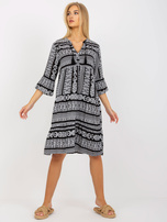 Czarna sukienka we wzory z falbaną i rękawem 3/4 