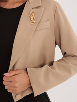 Ciemnobeżowa krótka marynarka z broszką