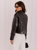 Schwarze Jacke aus Kunstleder mit Kragen.