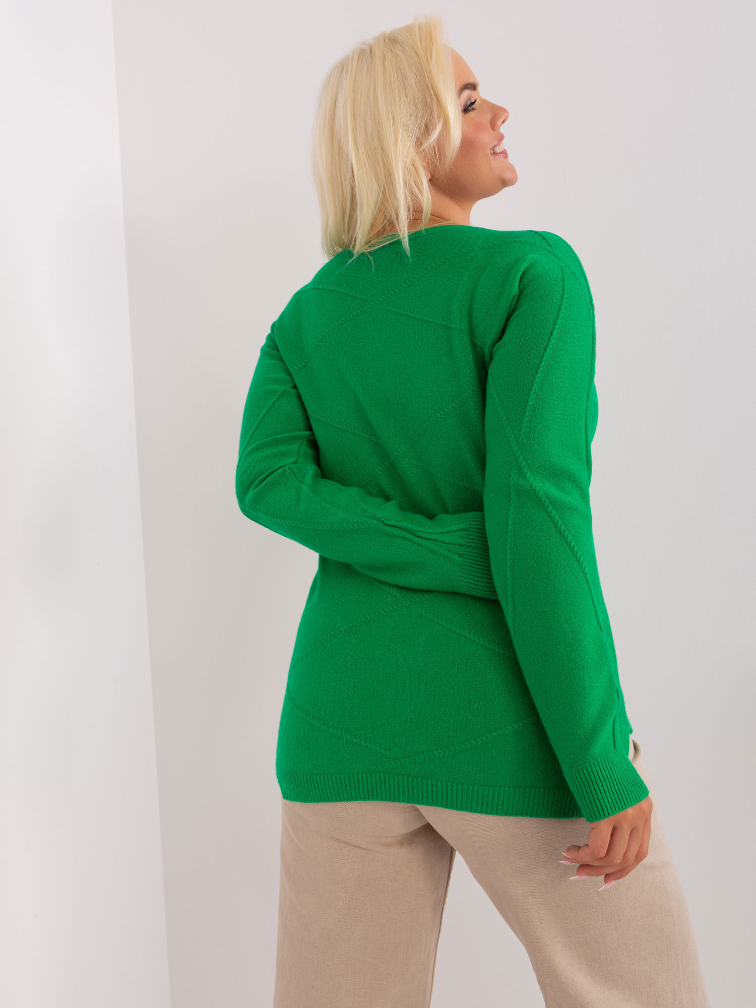 Zielony sweter plus size z okrągłym dekoltem