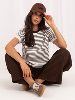 Hnědý dámský svetr v pruzích.