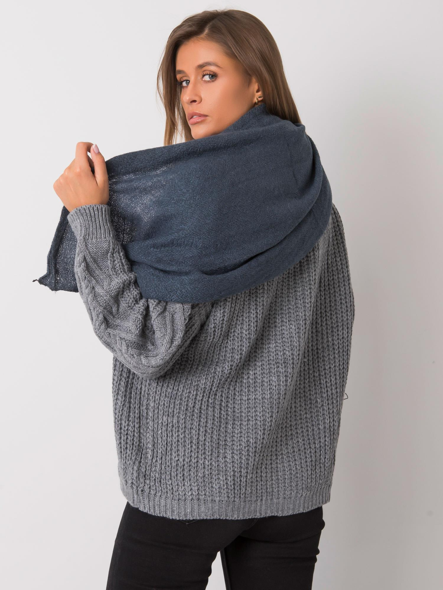 Dunkelblauer Strickschal.