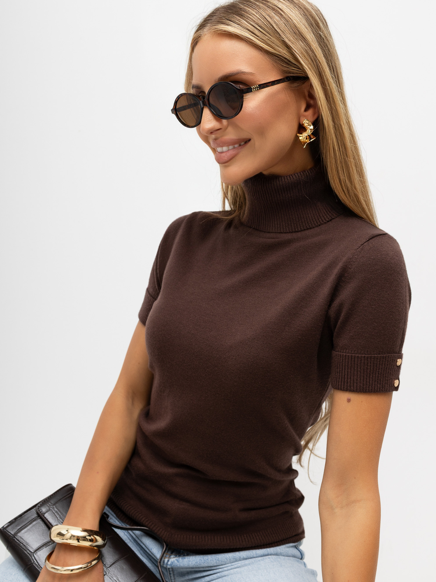 Brauner eleganter Pullover mit kurzen Ärmeln.