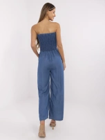 Dunkelblauer Sommeroverall aus dünnem Jeansstoff.