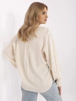 Helle beige Oversize-Bluse mit Puffärmeln.