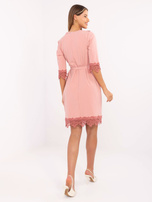 Hurt Brudnoróżowa sukienka koktajlowa na zakładkę z rękawem 3/4