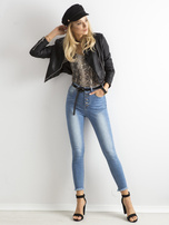 Blaue, gewaschene Jeans mit hoher Taille und Knöpfen.