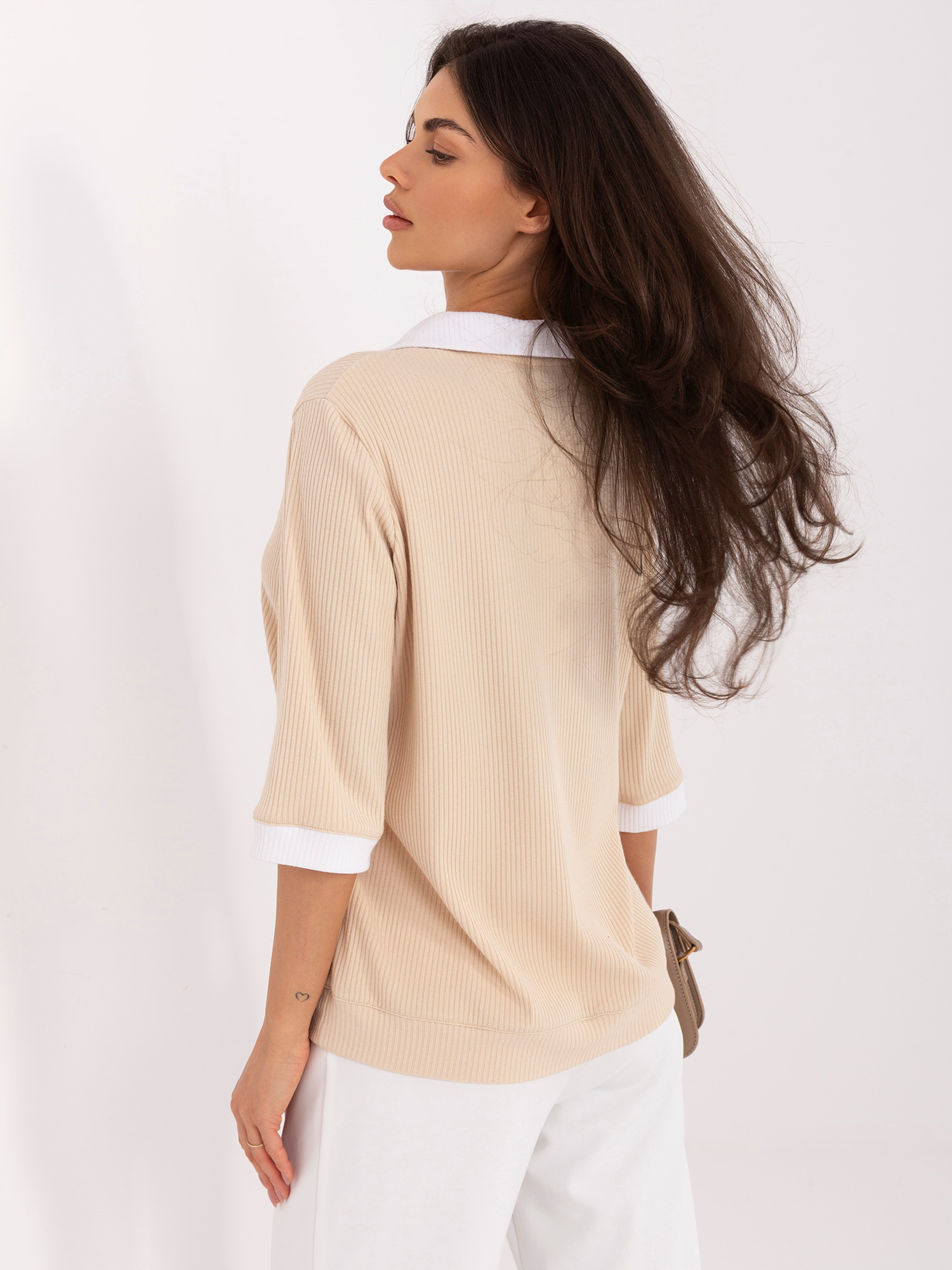 Beżowa casualowa bluzka z kołnierzykiem