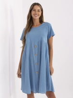 Blaues Baumwollkleid für den Sommer.