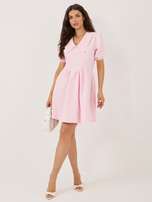 Jasnoróżowa elegancka sukienka z krótkim rękawem