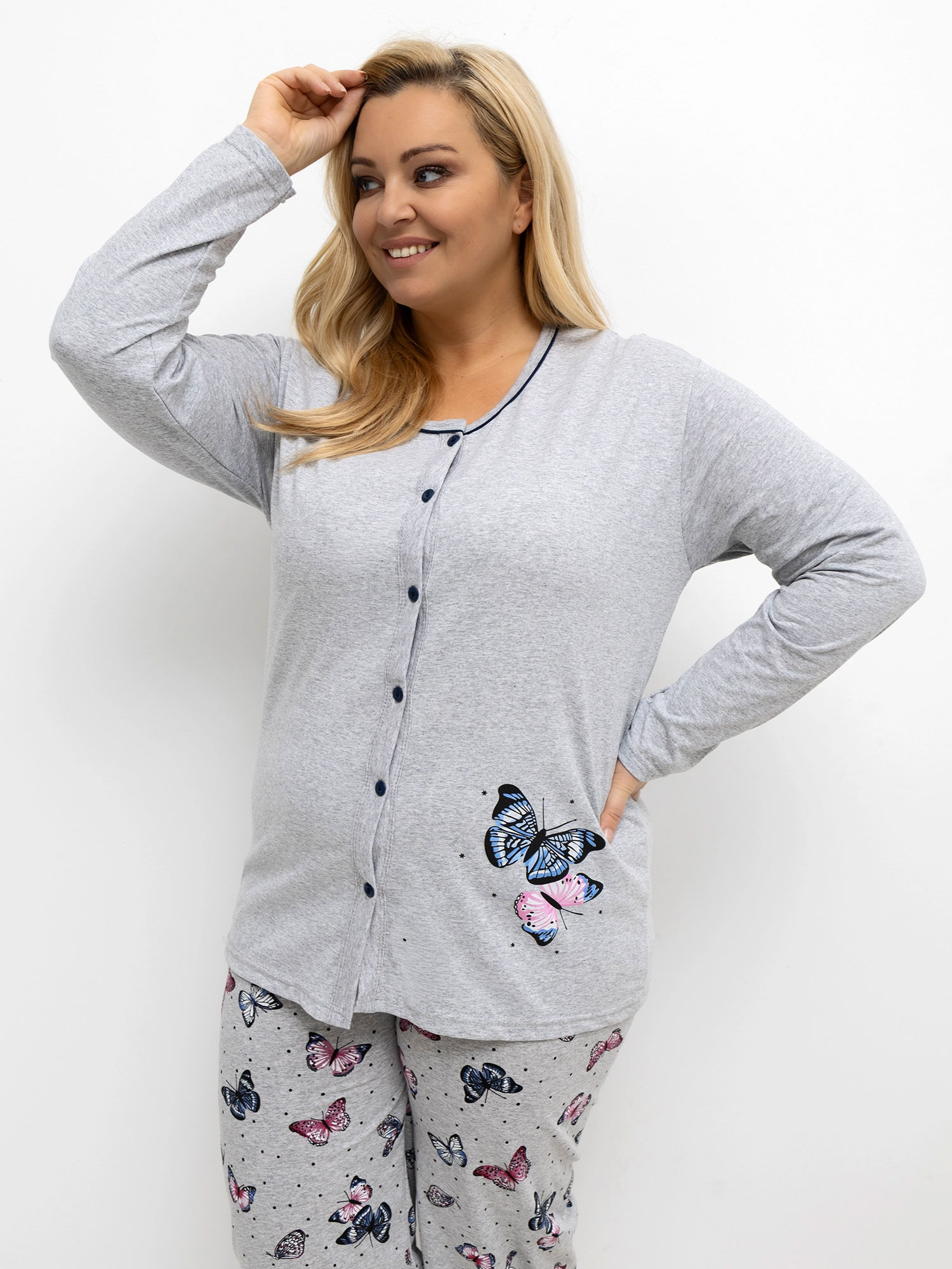 Šedá pyžama plus size s kalhotami s motýly.