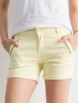 Helle gelbe Jeansshorts.