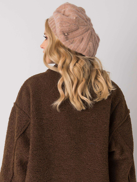 Ciemnobeżowa czapka damska z aplikacją