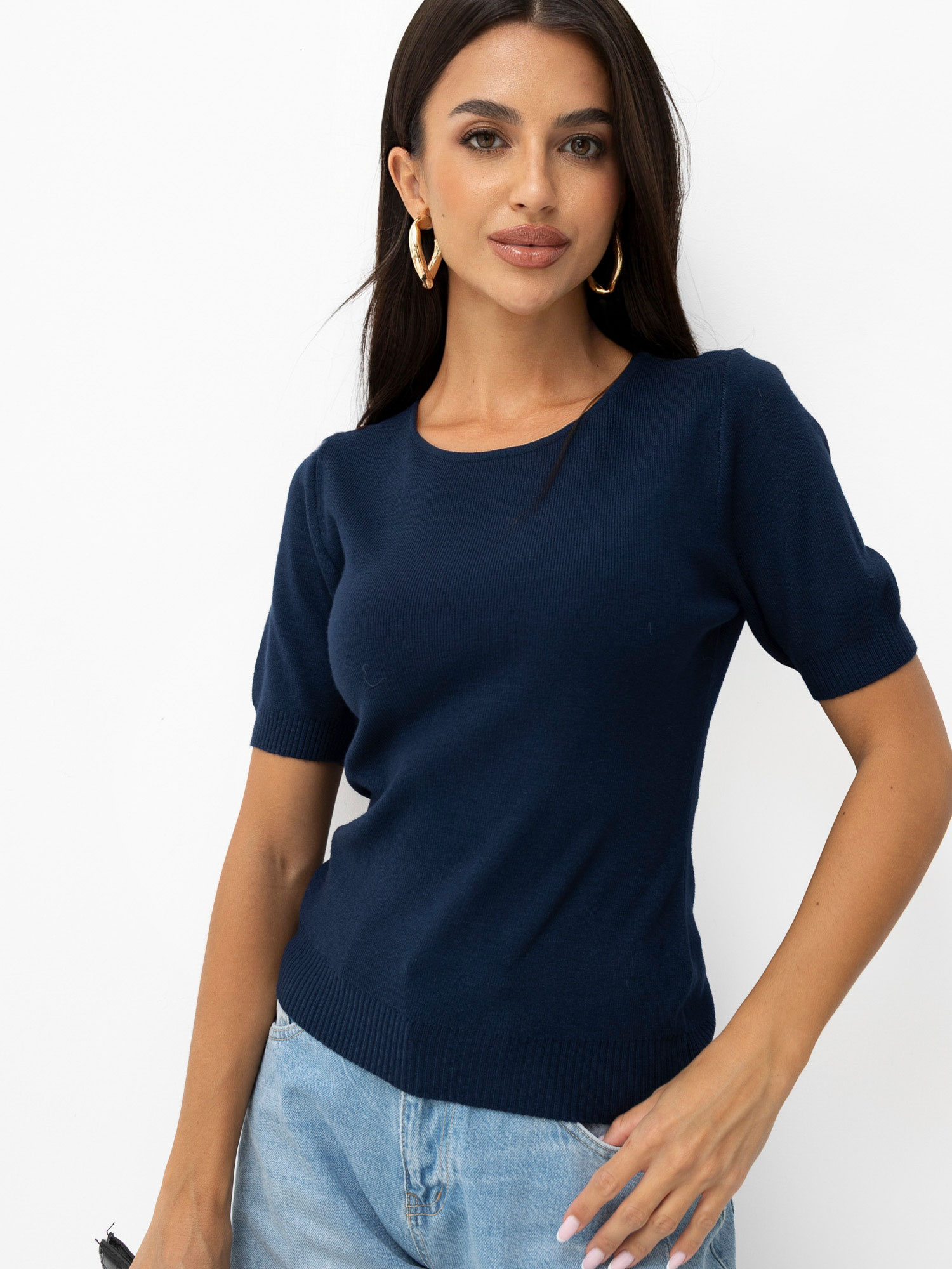 Dunkelblauer Damenbasicpullover mit kurzen Ärmeln.