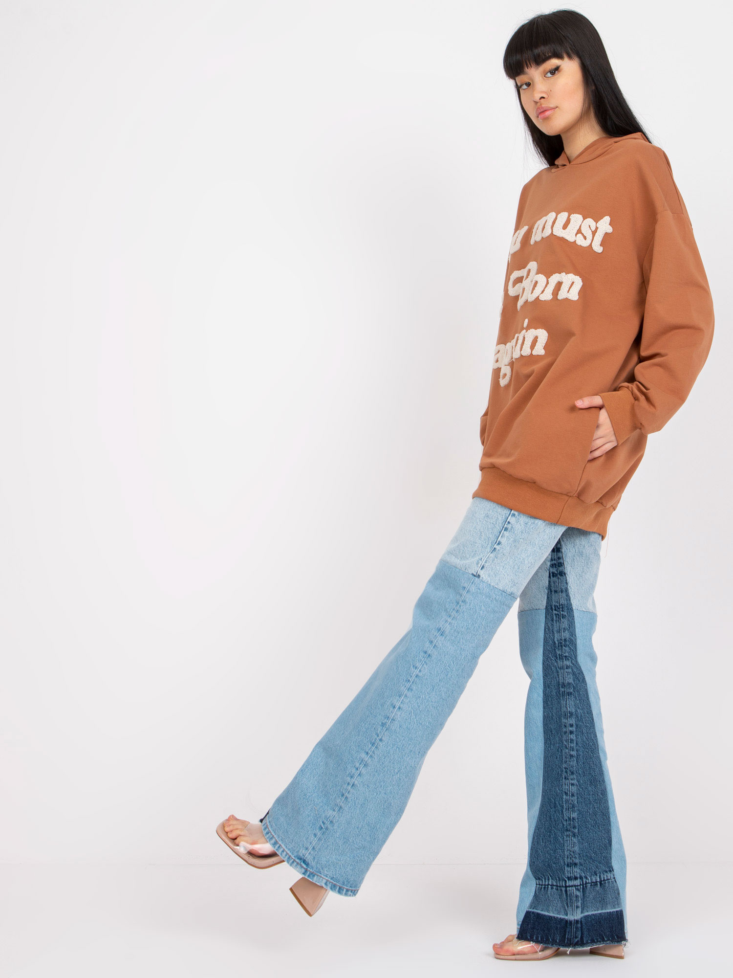 Jasnobrązowa dresowa bluza oversize z kapturem i napisami 
